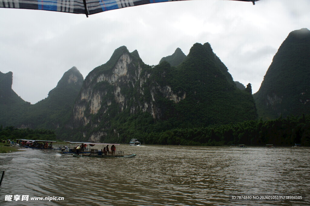 漓江山水间的游船景象