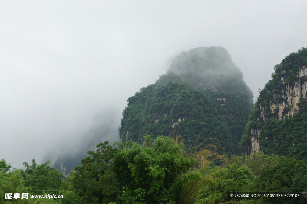 云雾缭绕的翠绿山峦
