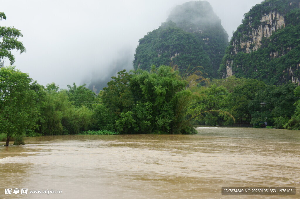 山间河流与葱郁植被景观