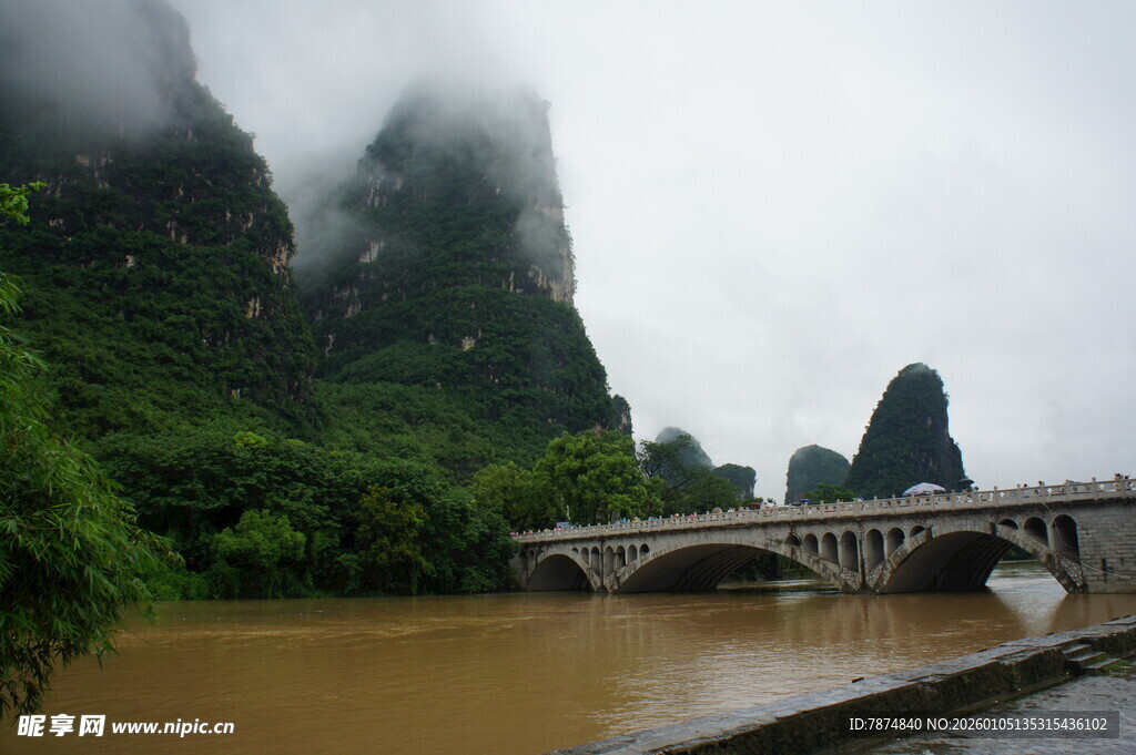 烟雨漓江畔的石桥风光