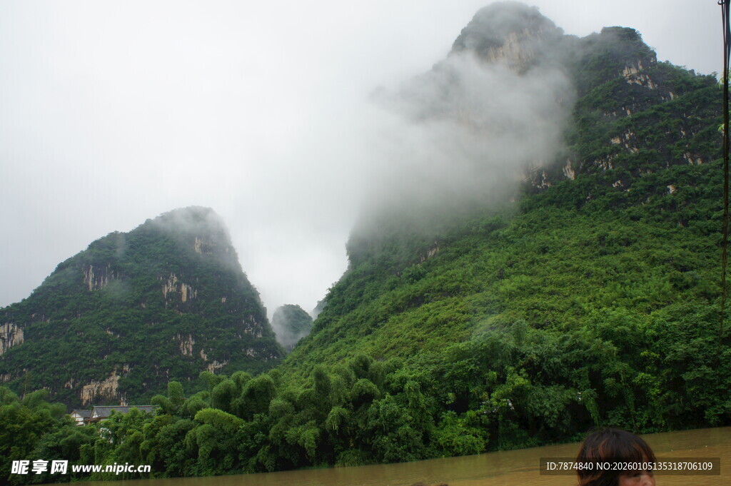 云雾缭绕的翠绿山峦