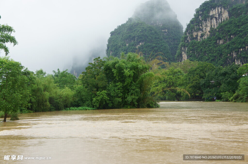 烟雨漓江畔的山水风光