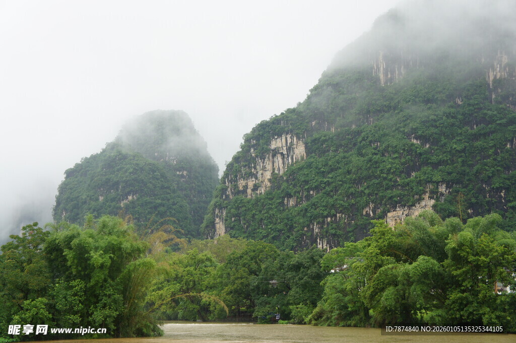 云雾缭绕的山水美景