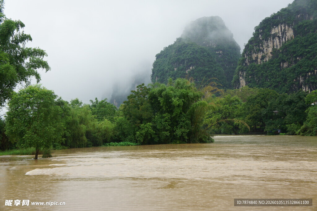 山间云雾缭绕的河流风景
