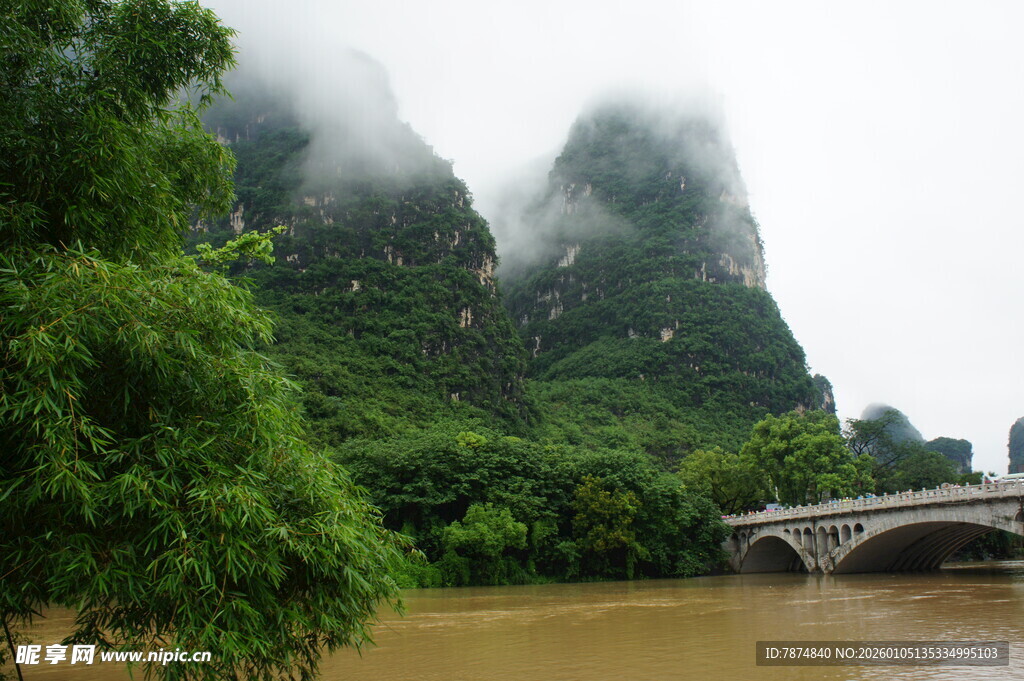 漓江山水间的古朴石桥