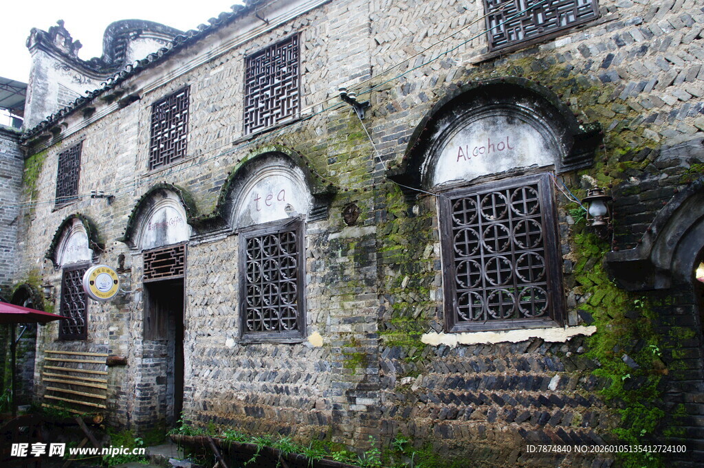 古老砖墙建筑的岁月痕迹