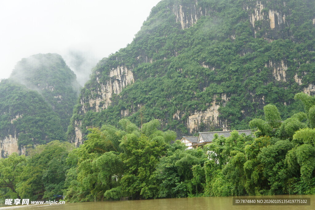 山水间绿意盎然的秀丽风光