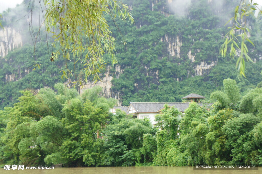山间绿意浓景美如画