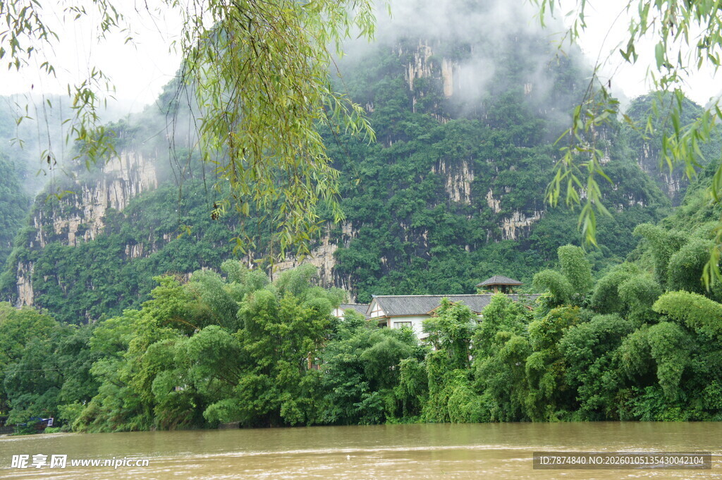 山水间的朦胧绿意美景