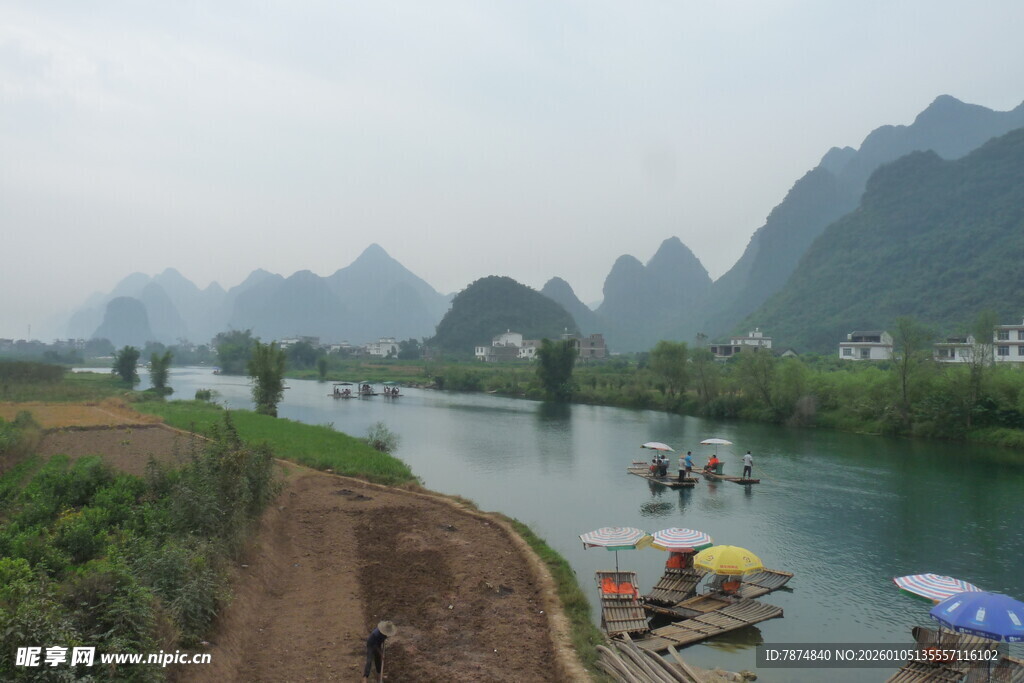 漓江山水间的游船景致