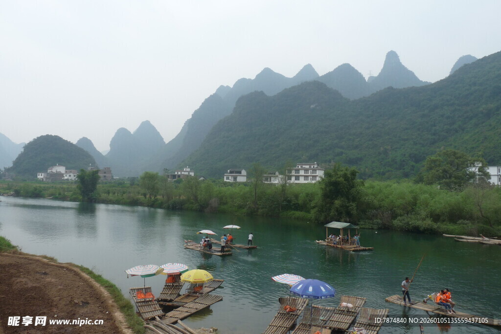 漓江山水间的江畔休闲场景