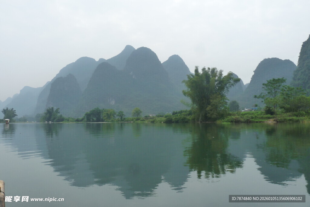 山水相映的宁静湖景