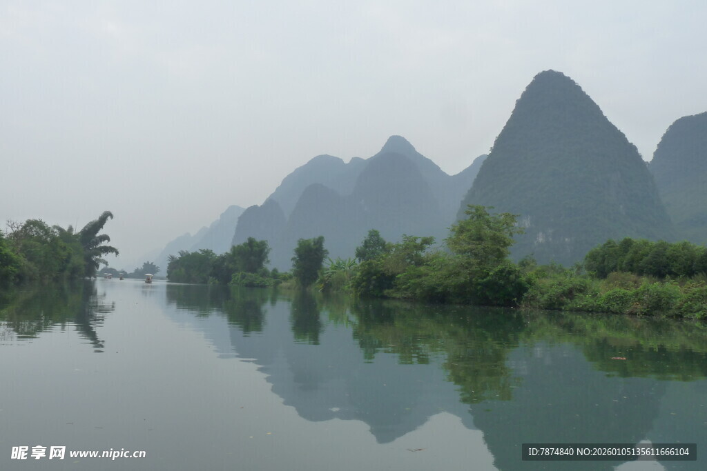 漓江山水倒影如画美景