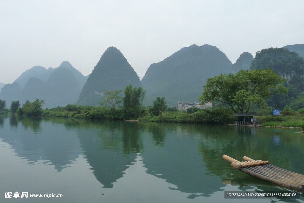 漓江山水间的静谧竹筏
