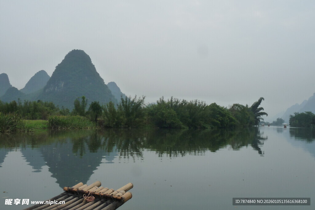 漓江山水间的竹筏美景