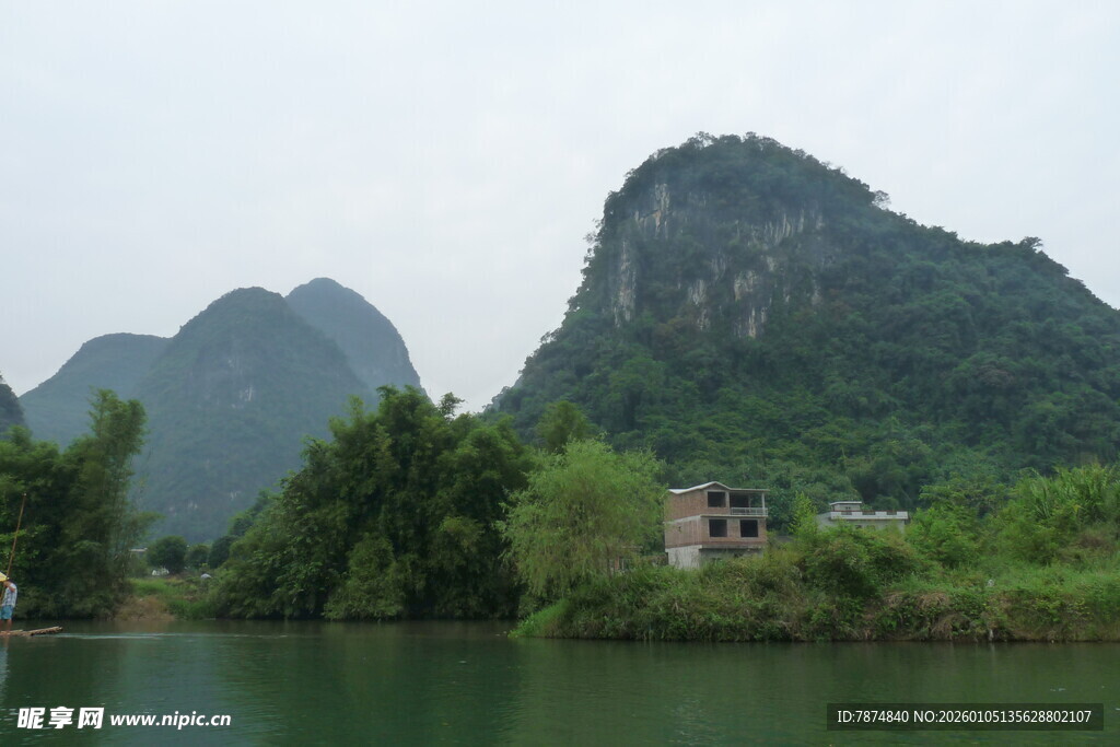 山水相依的宁静乡村风光
