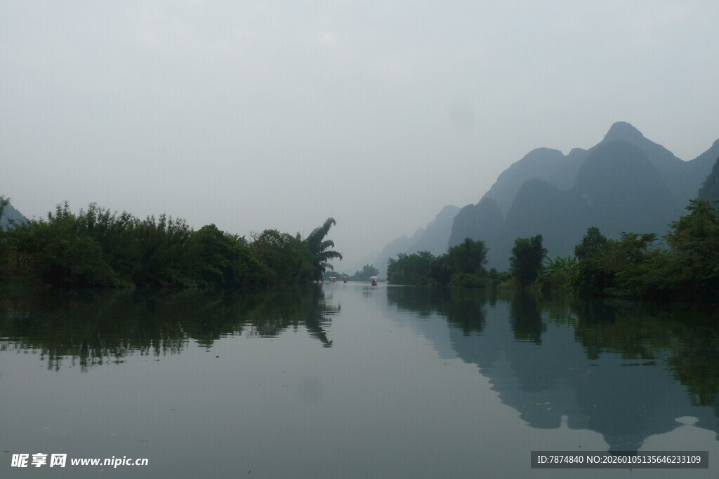宁静山水间的自然倒影