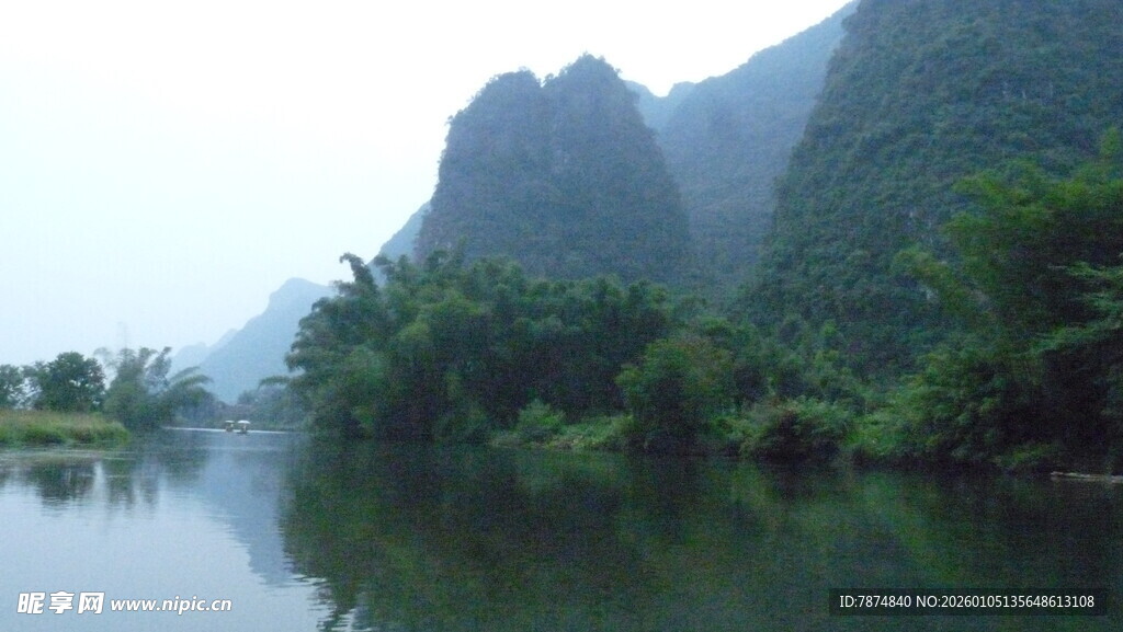 山水相依的静谧自然景观