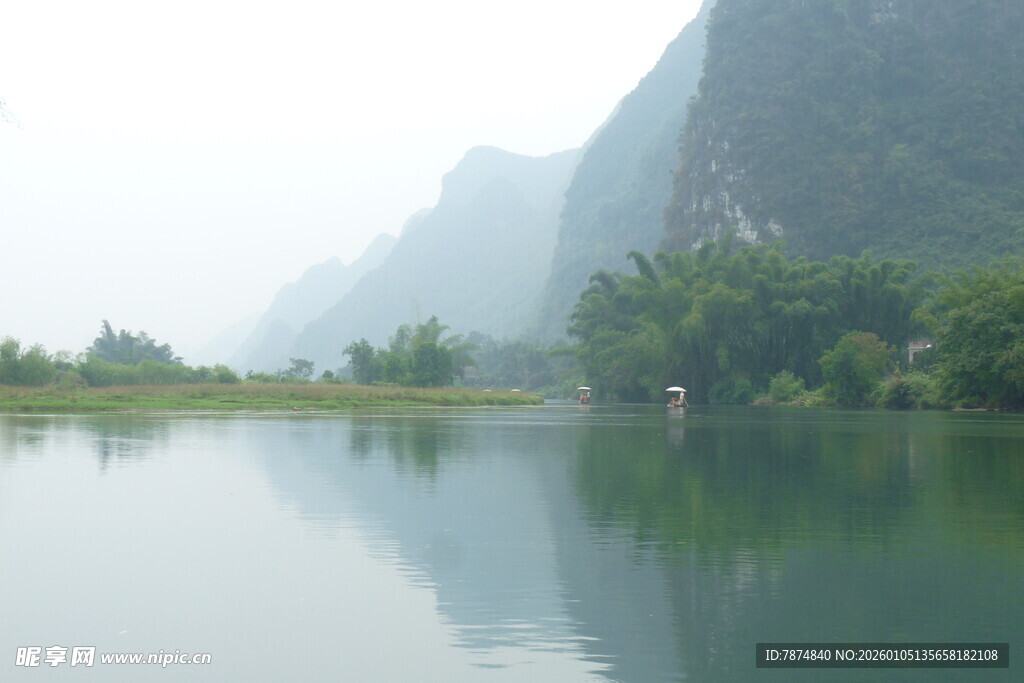 山水相依的静谧湖景
