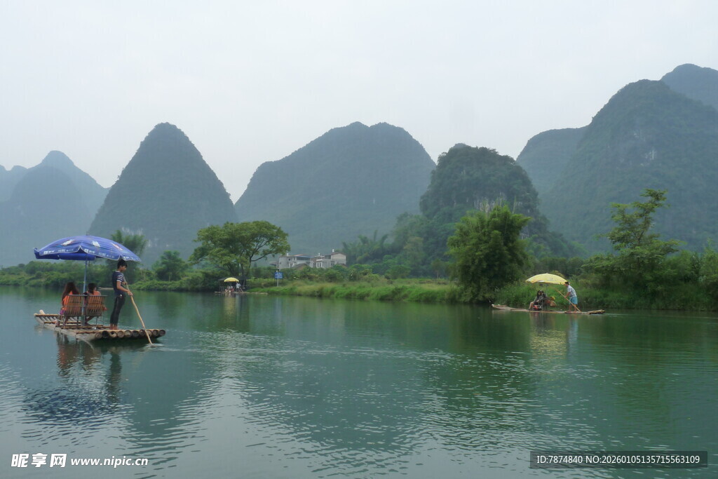 漓江山水间的竹筏漂流