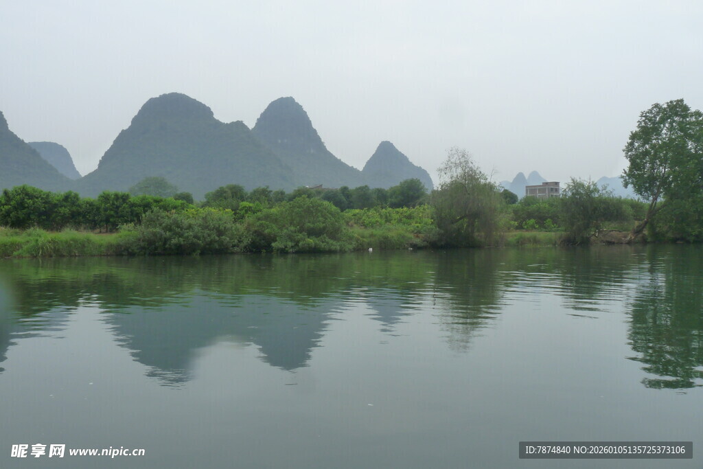 漓江山水倒影如画
