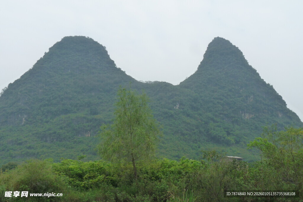 秀丽双峰 绿意盎然山水景