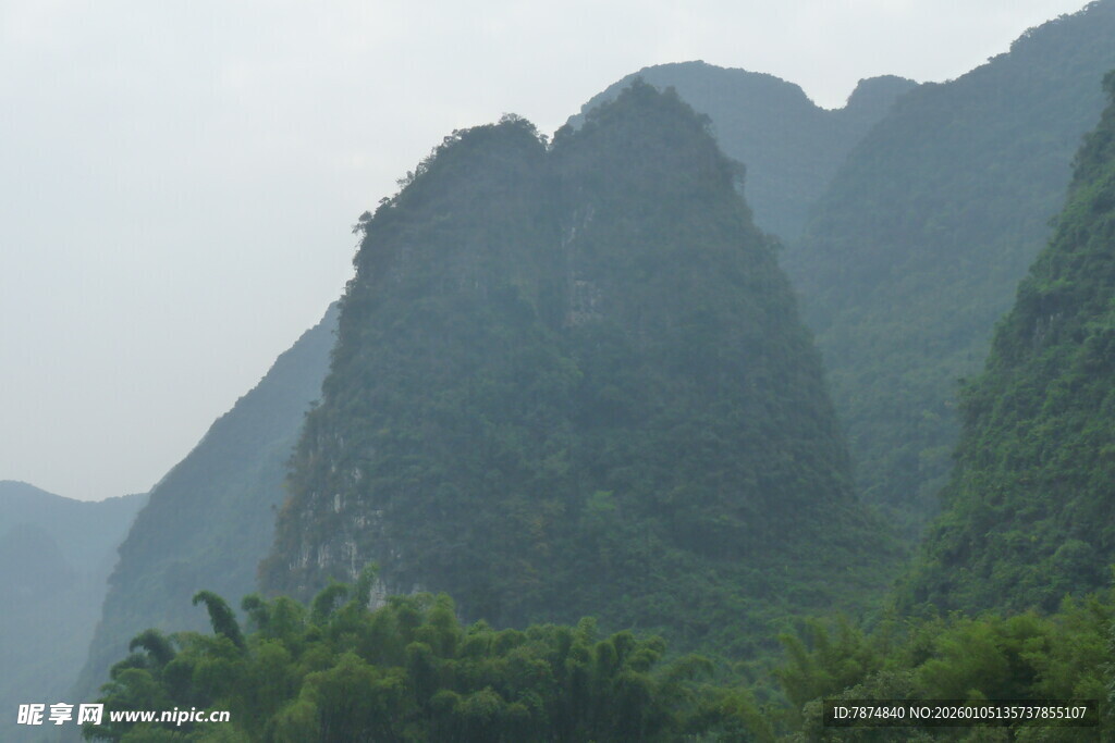 秀丽山峦与葱郁植被景观