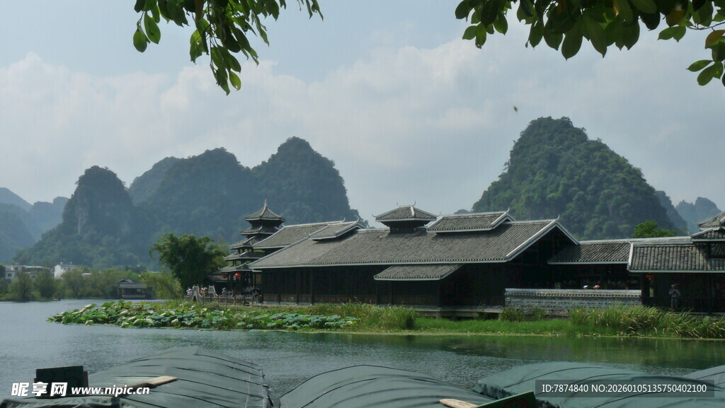 山水间的古朴村落