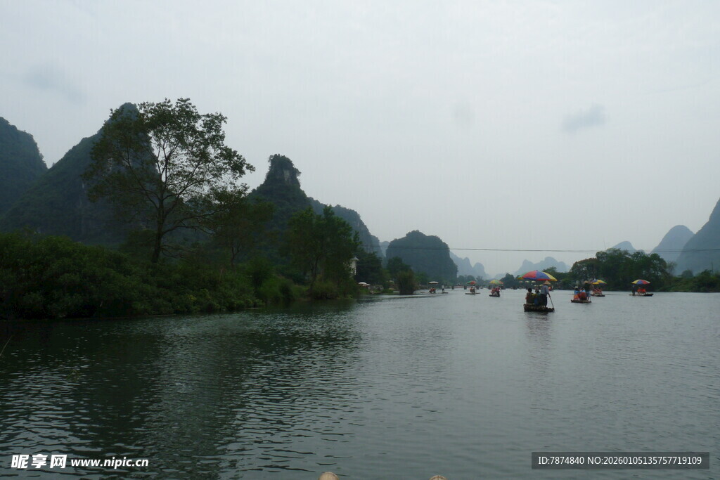 漓江山水间的悠然竹筏景