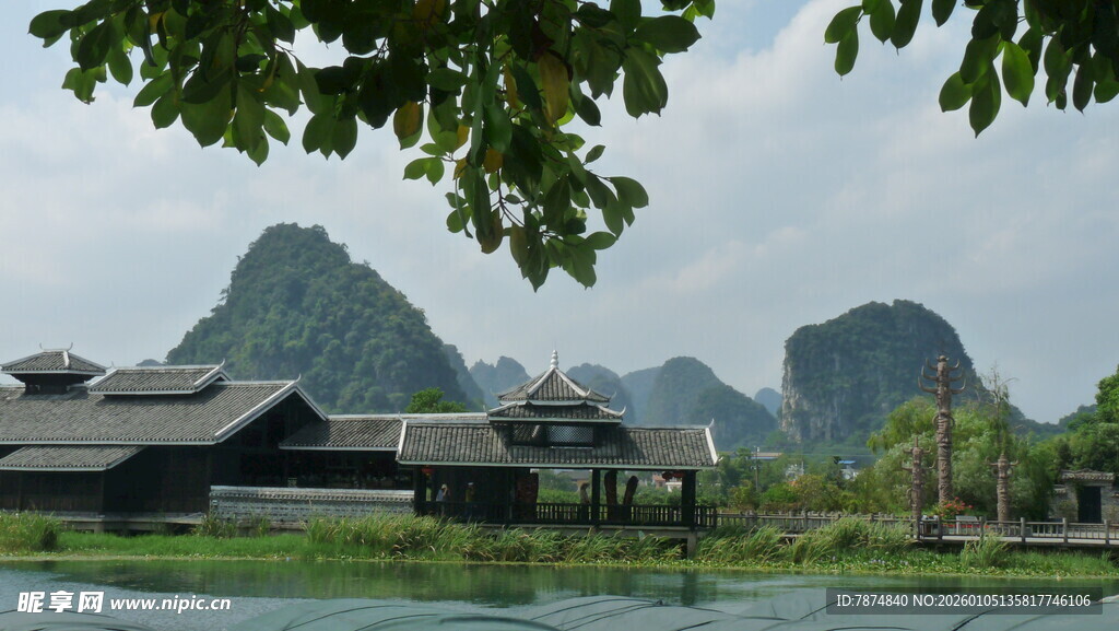 山水间的中式建筑景观
