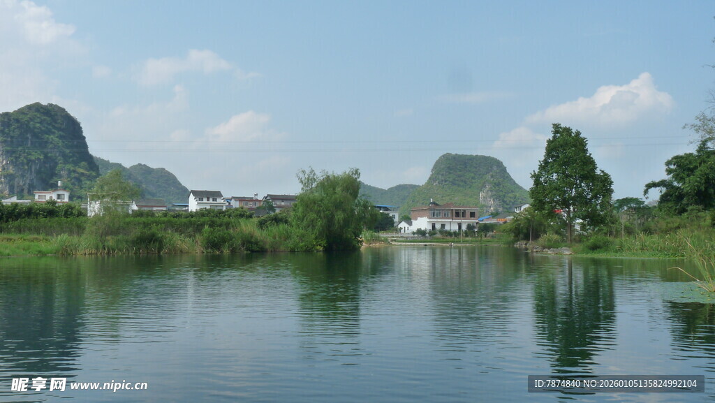 宁静山水湖景图