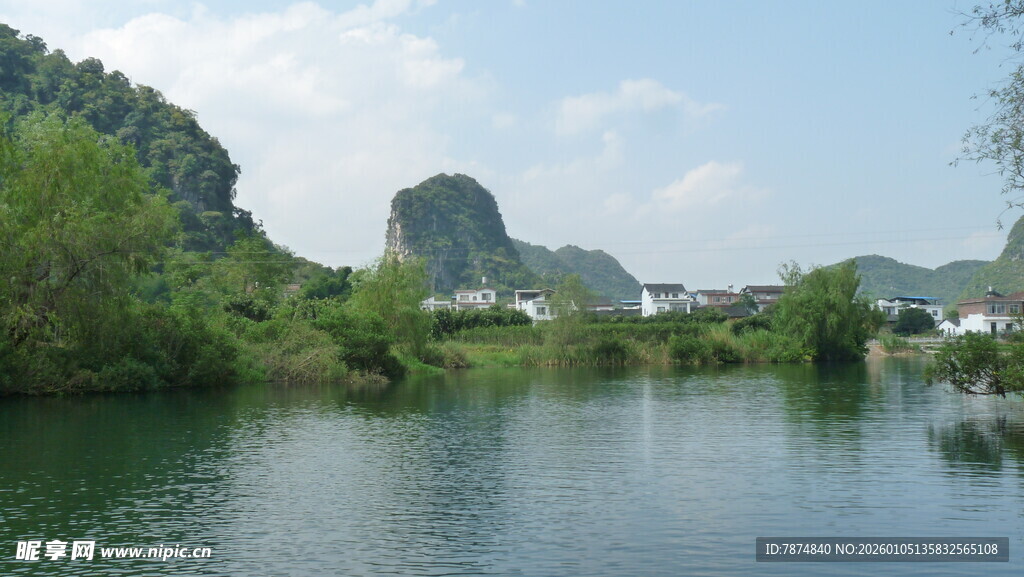 秀丽山水间的宁静湖泊