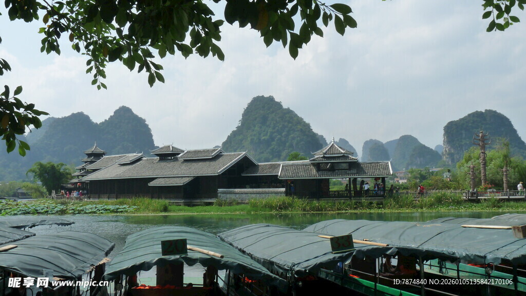 漓江山水间的古朴船只