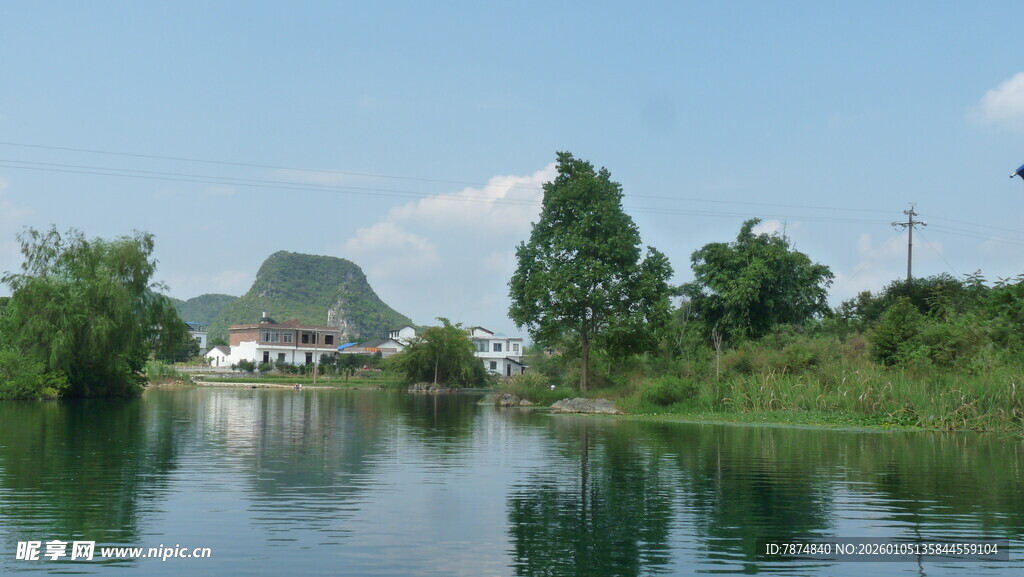 宁静河畔田园风光