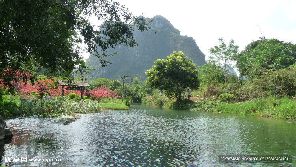 湖畔青山绿树红花美景