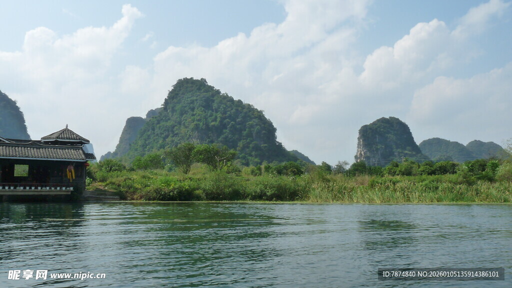 漓江山水间的静谧小船