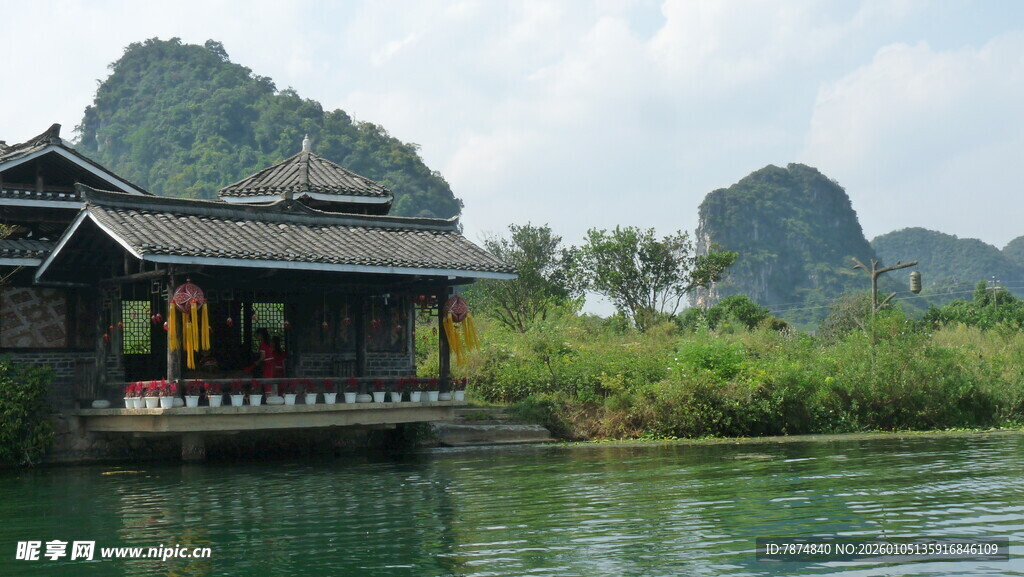 山水间的中式临水建筑