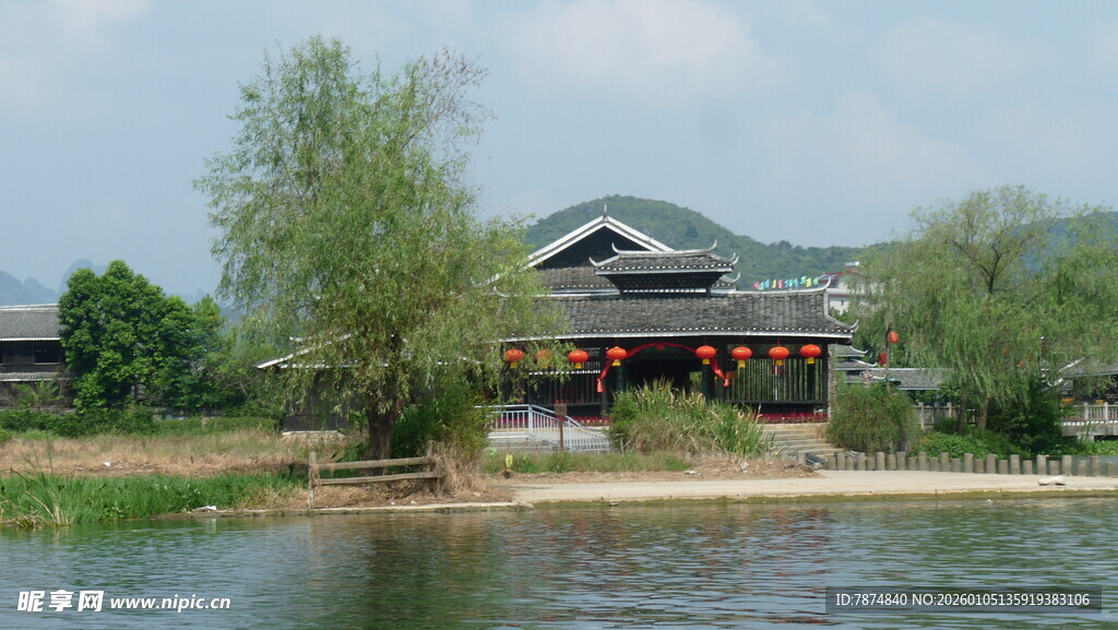 湖畔中式建筑景色宜人