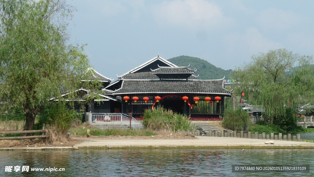 湖畔中式建筑风景