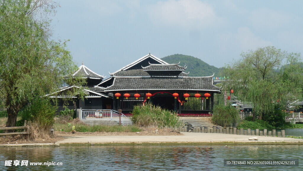 湖畔中式建筑风景