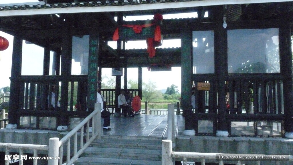 古雅廊亭 红灯点缀韵致