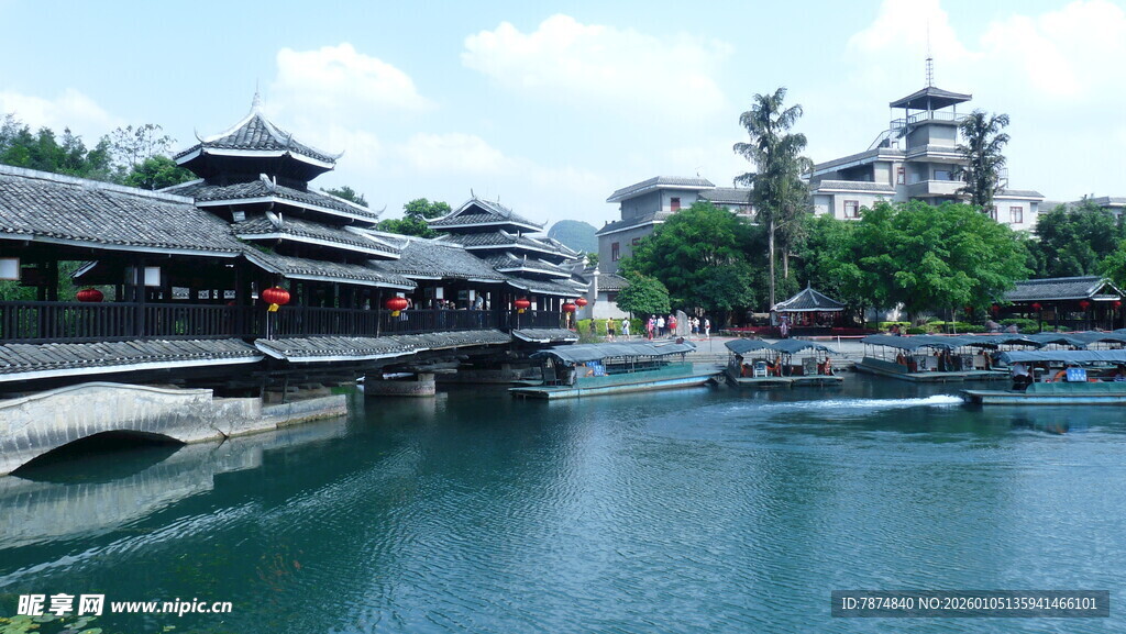 古桥流水畔的中式风景
