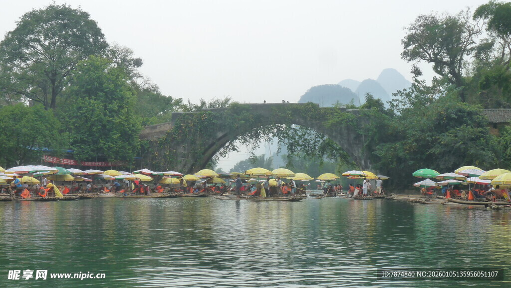 水上泛舟赏两岸风光