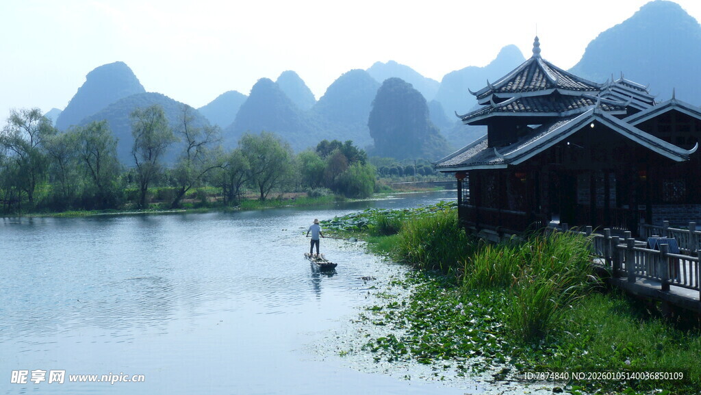 山水间的古朴水边建筑
