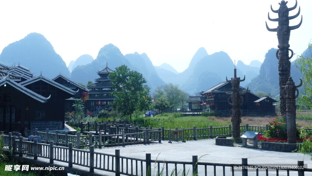 山水间的古朴村落景致