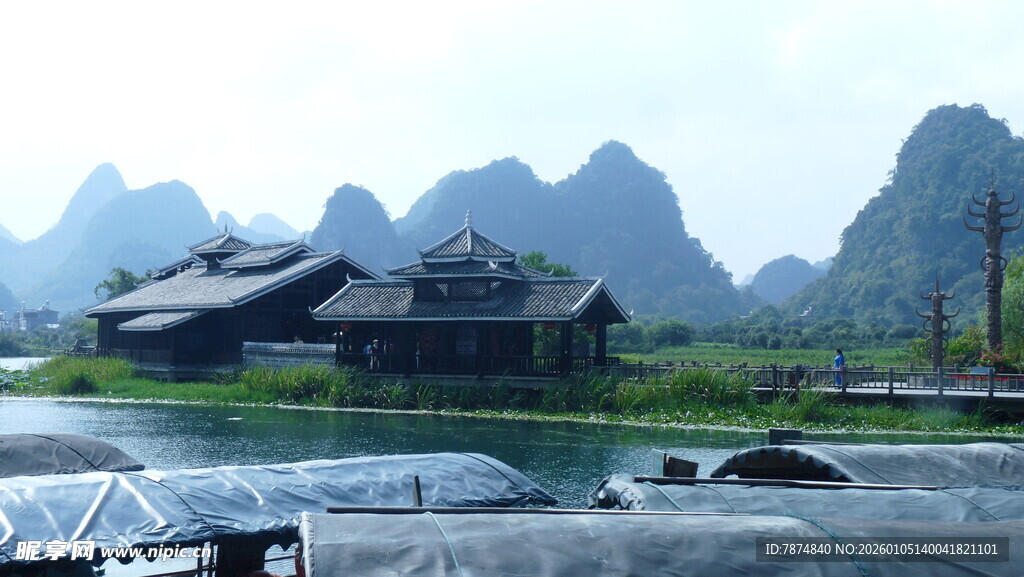 山水间的古朴建筑景观