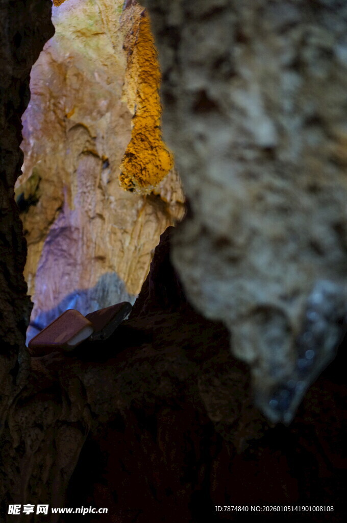 洞穴中绚丽的彩色矿石