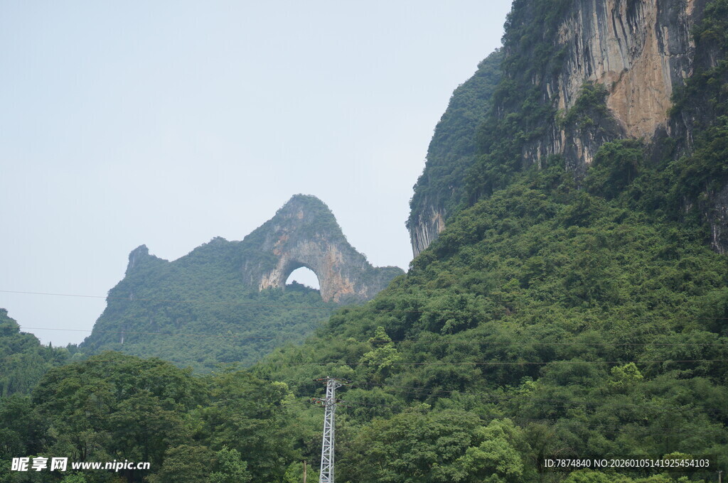 山间奇景 天然石拱隐于绿