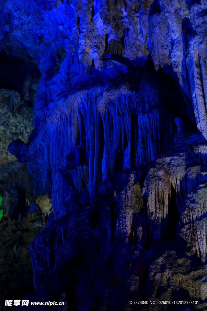 梦幻蓝色溶洞景观