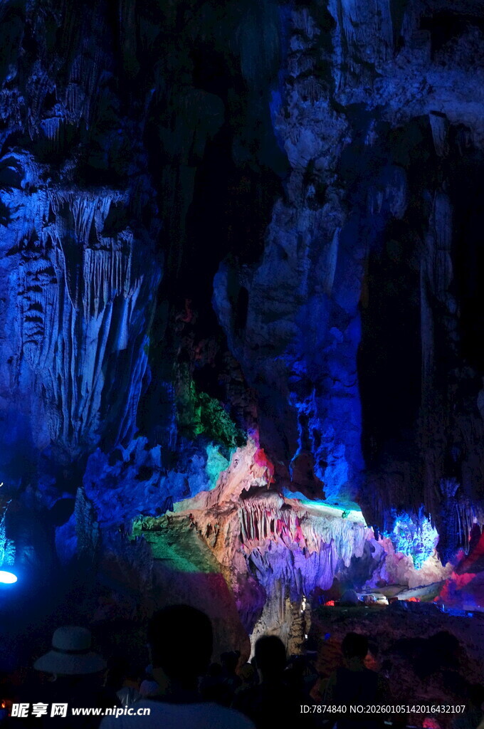 梦幻溶洞灯光秀景观